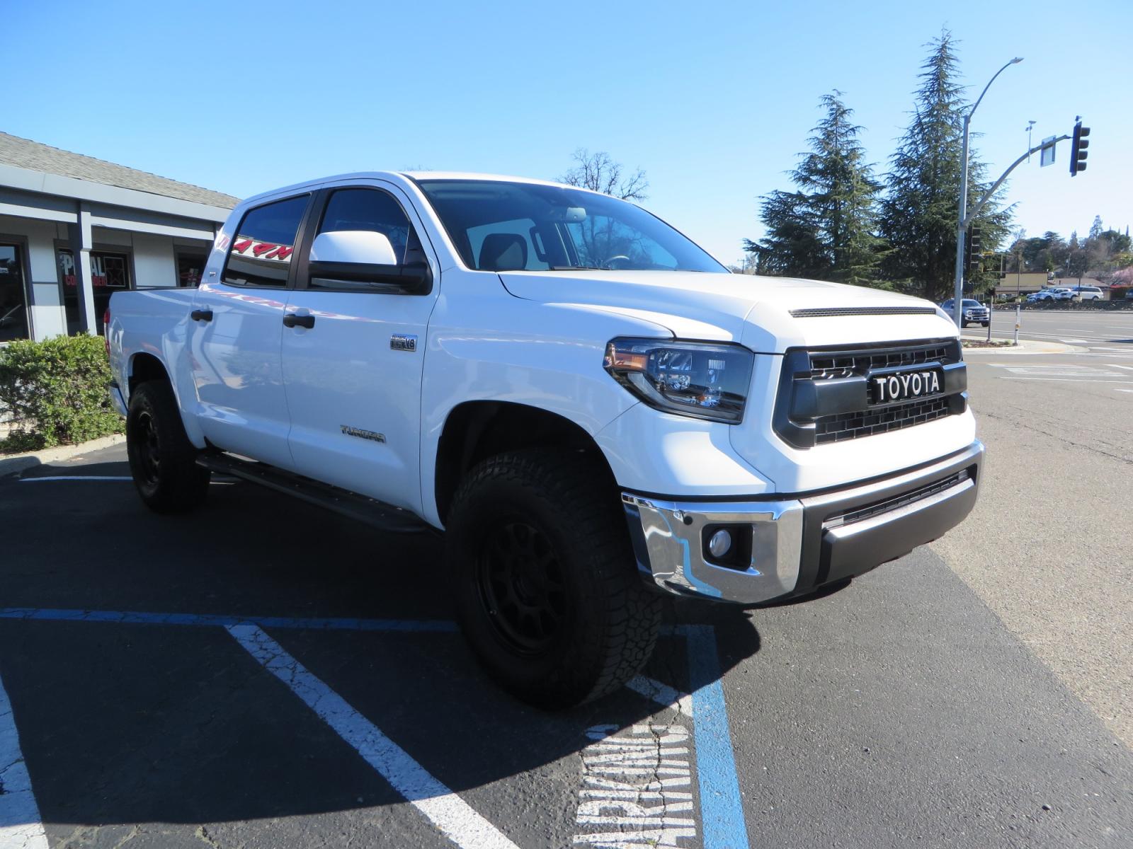 2020 White /GREY Toyota Tundra SR5 (5TFDY5F19LX) with an 5.7L engine, automatic transmission, located at 2630 Grass Valley Highway, Auburn, CA, 95603, (530) 508-5100, 38.937893, -121.095482 - Features - King Off Road adjustable remote reservoir coil overs, King 2.5 adjustable remote reservoir rear shocks, Method Race wheels, Falken Wildpeak tires, Sliders, Bed braces, Borla Exhaust, Husky floor mats, Window tint, and Ram phone mounts. - Photo #2